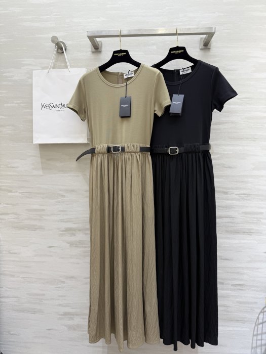 Платье средней длины с короткими рукавами и поясом фото 9