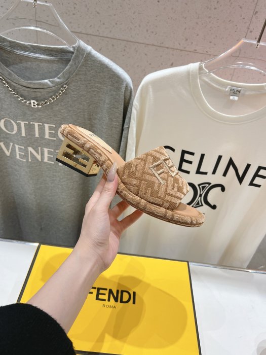 Шлепанцы фото 5