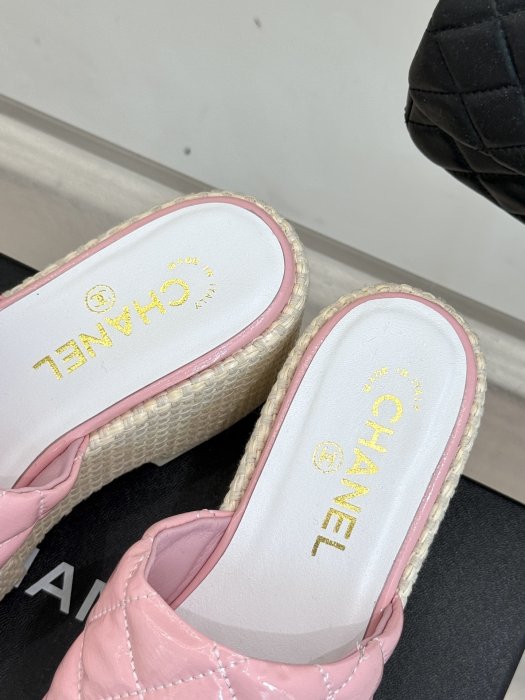 Шлепанцы женские фото 8