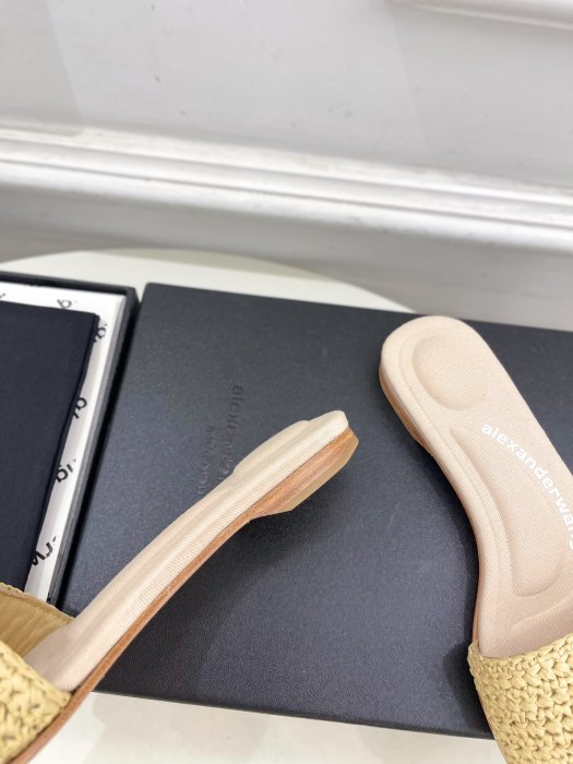 Шлепанцы женские фото 7