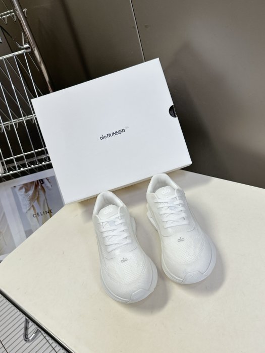 Кроссовки женские