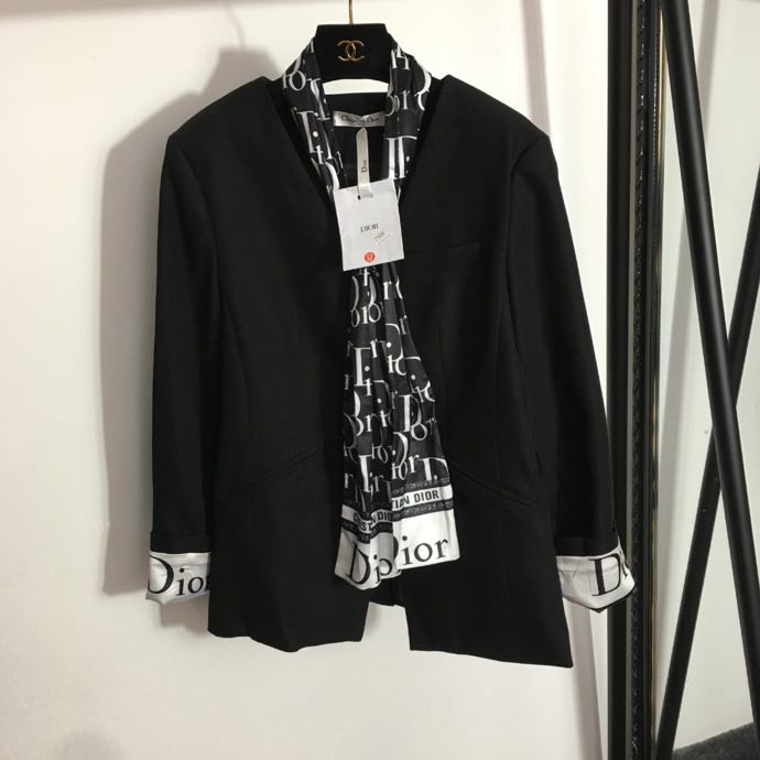 A jacket the black female from scarf