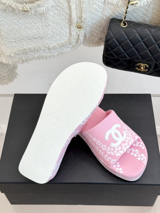 Шлепанцы женские фото 9