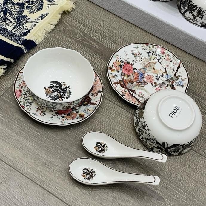 Set porcelain crockery of 41 of the subject фото 3