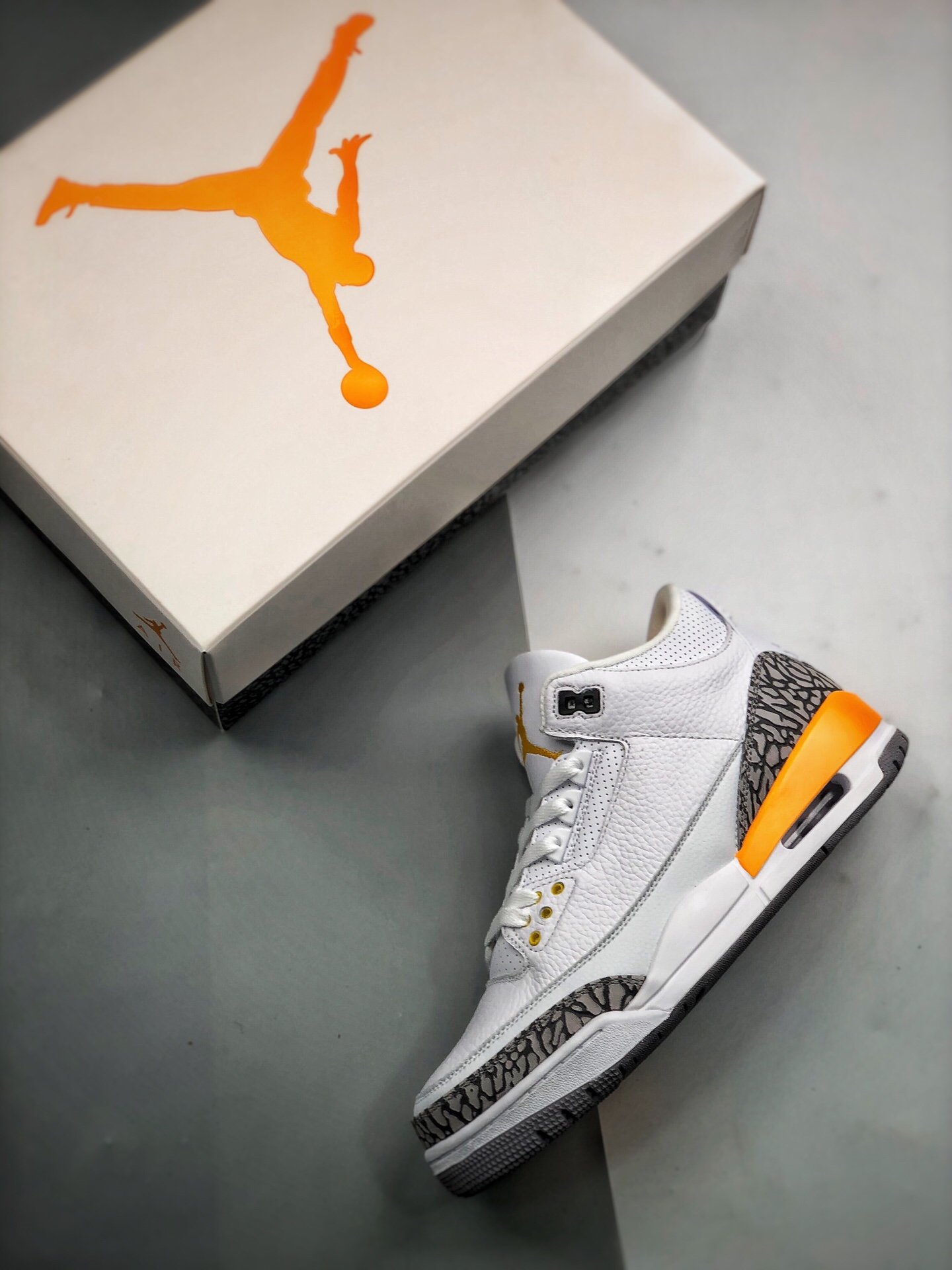 Кросівки Air Jordan 3 Retro Laser Orange фото 3