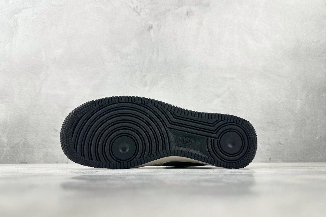 Кроссовки Nike Air Force 1 07 фото 4