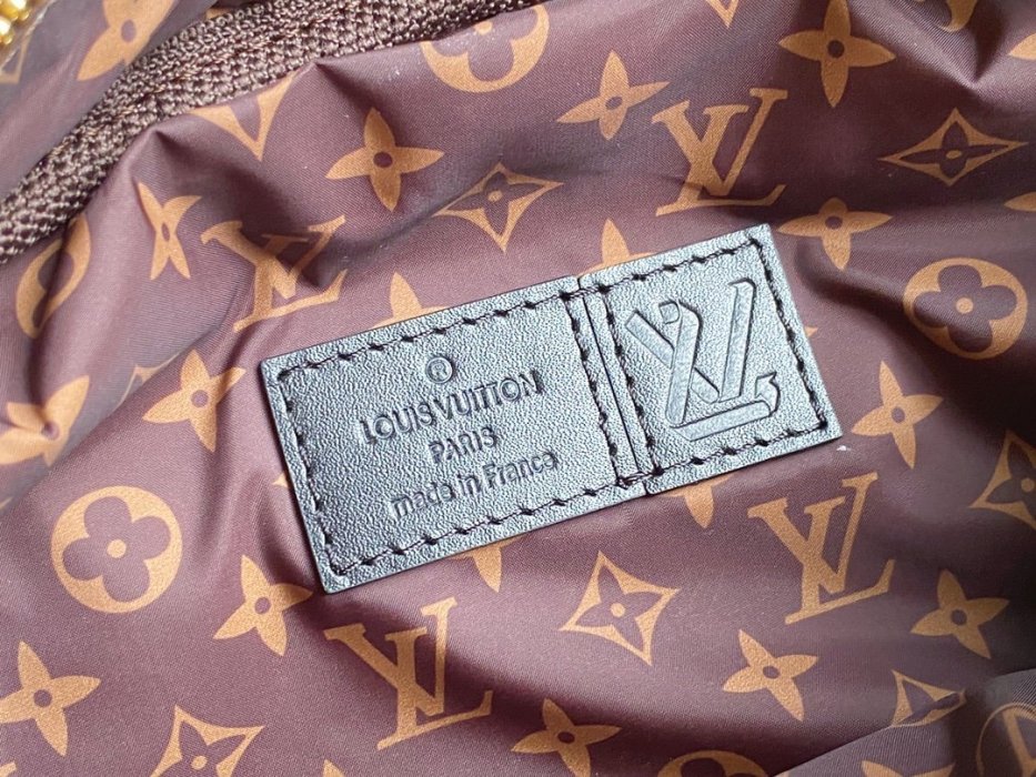 A bag women's LV Pillow Maxi M20971 44 cm фото 9