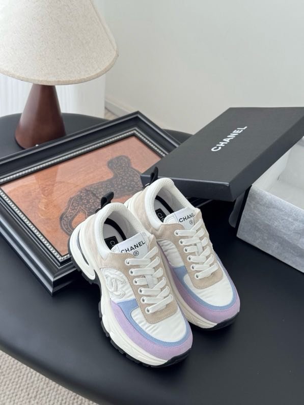 Кроссовки женские