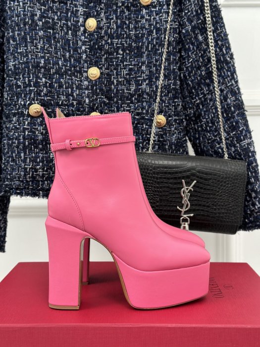 Ankle boots on high heel and platform
