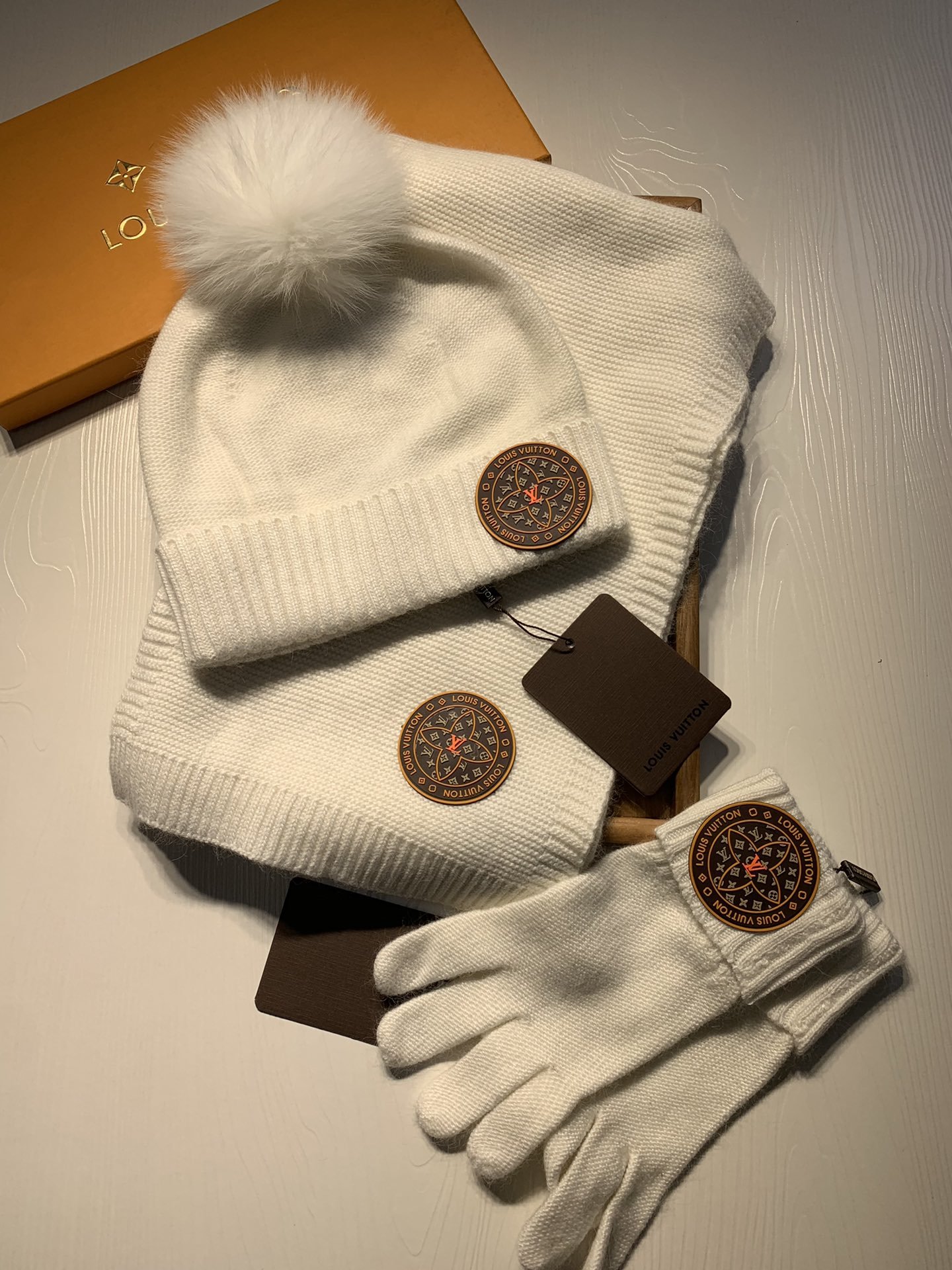 Шерстяной комплект шапка, перчатки и шарф фото 2
