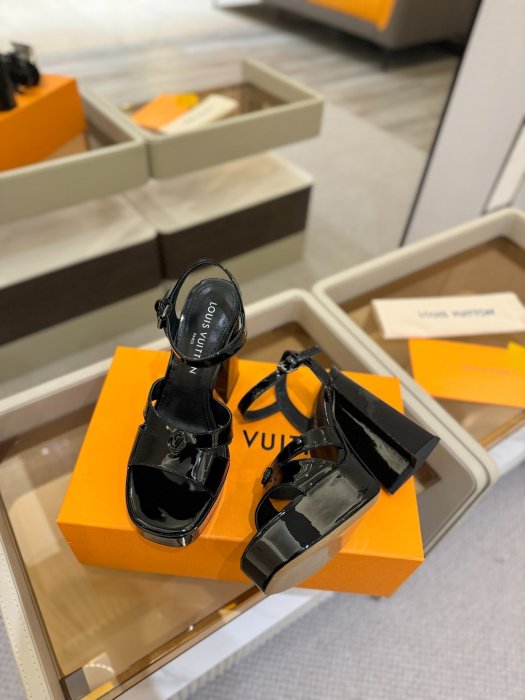 Босоножки фото 5