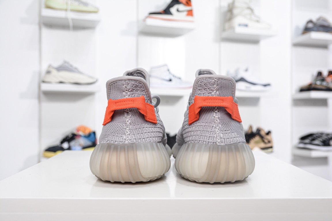 Кроссовки Yeezy Boost 350 V2 Tail Light - FX9017 фото 2