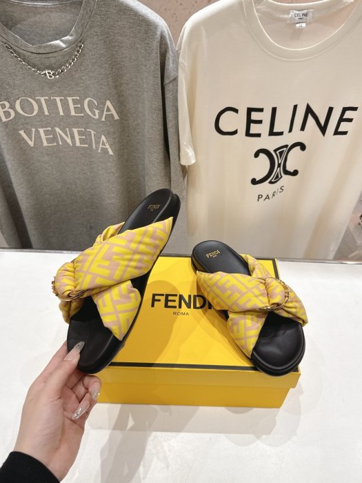 Шлепанцы женские фото 4