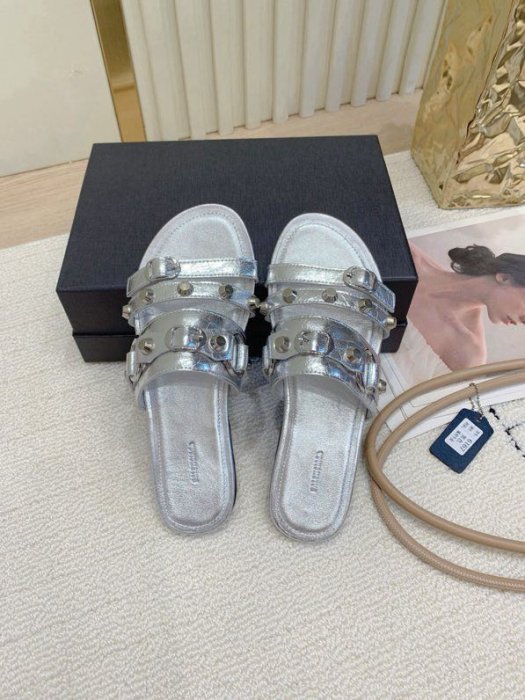 Шлепанцы женские фото 8