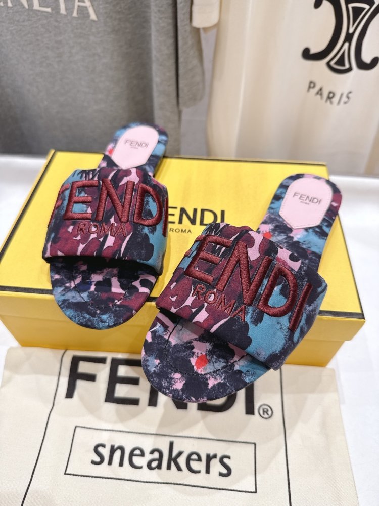 Шлепанцы женские фото 6