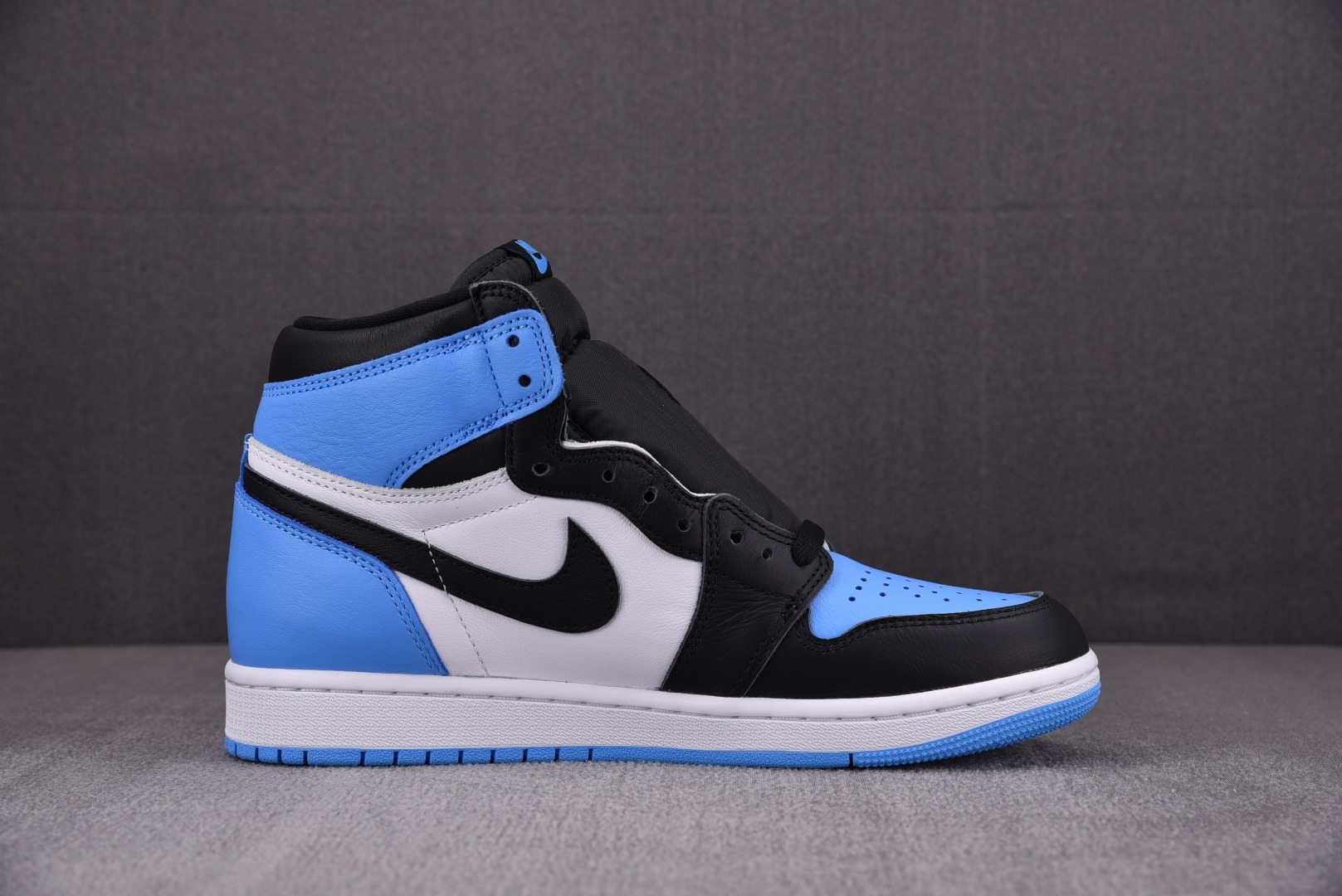 Кроссовки Air Jordan 1 High OG University Blue DZ5485-400 фото 2