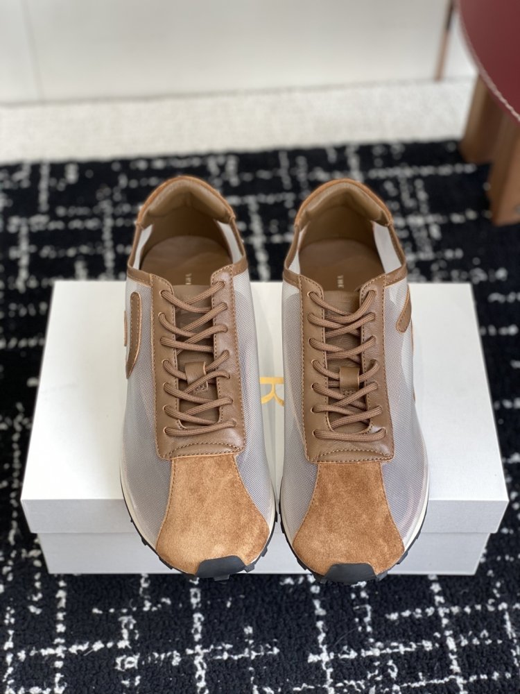 Кросівки жіночі