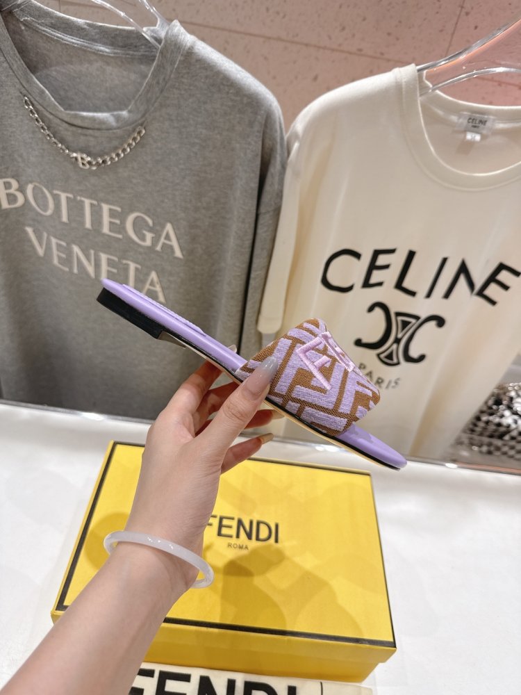 Шлепанцы женские фото 6