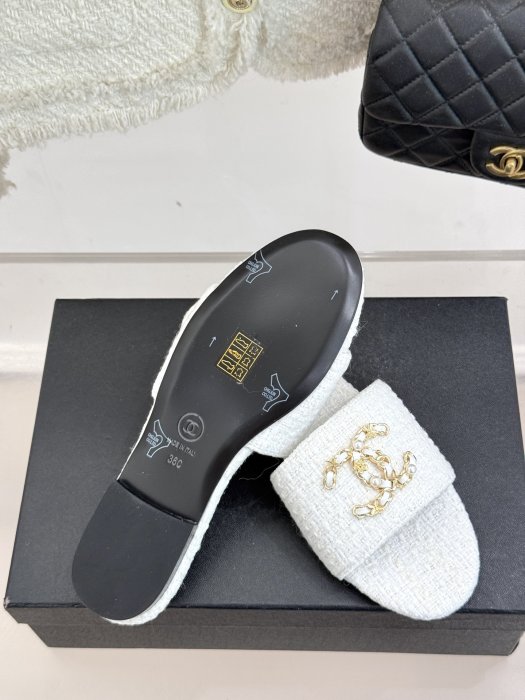 Шлепанцы женские фото 9