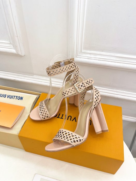 Босоножки фото 5