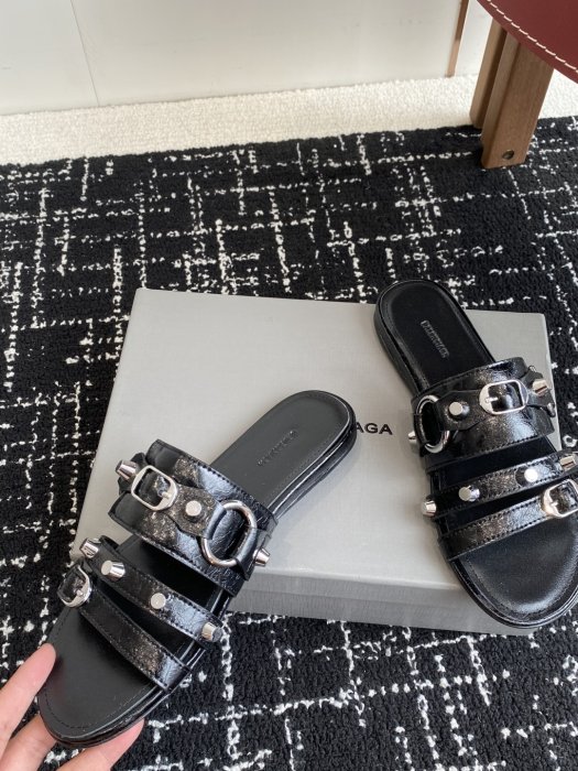 Шлепанцы женские фото 7