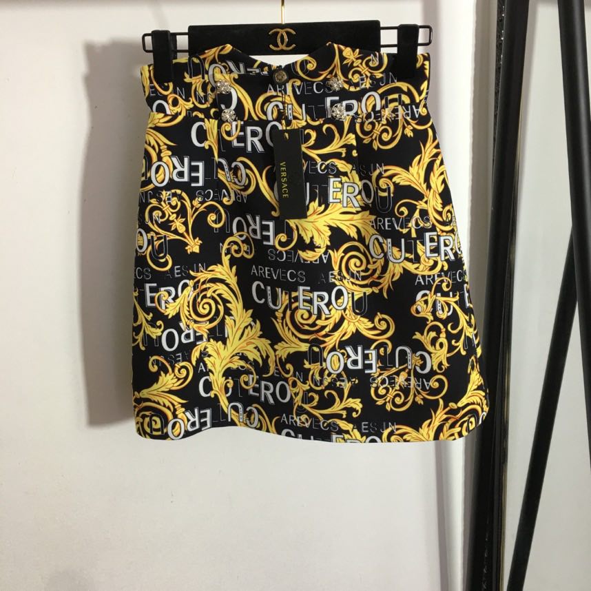 Short skirt from high waist and print
