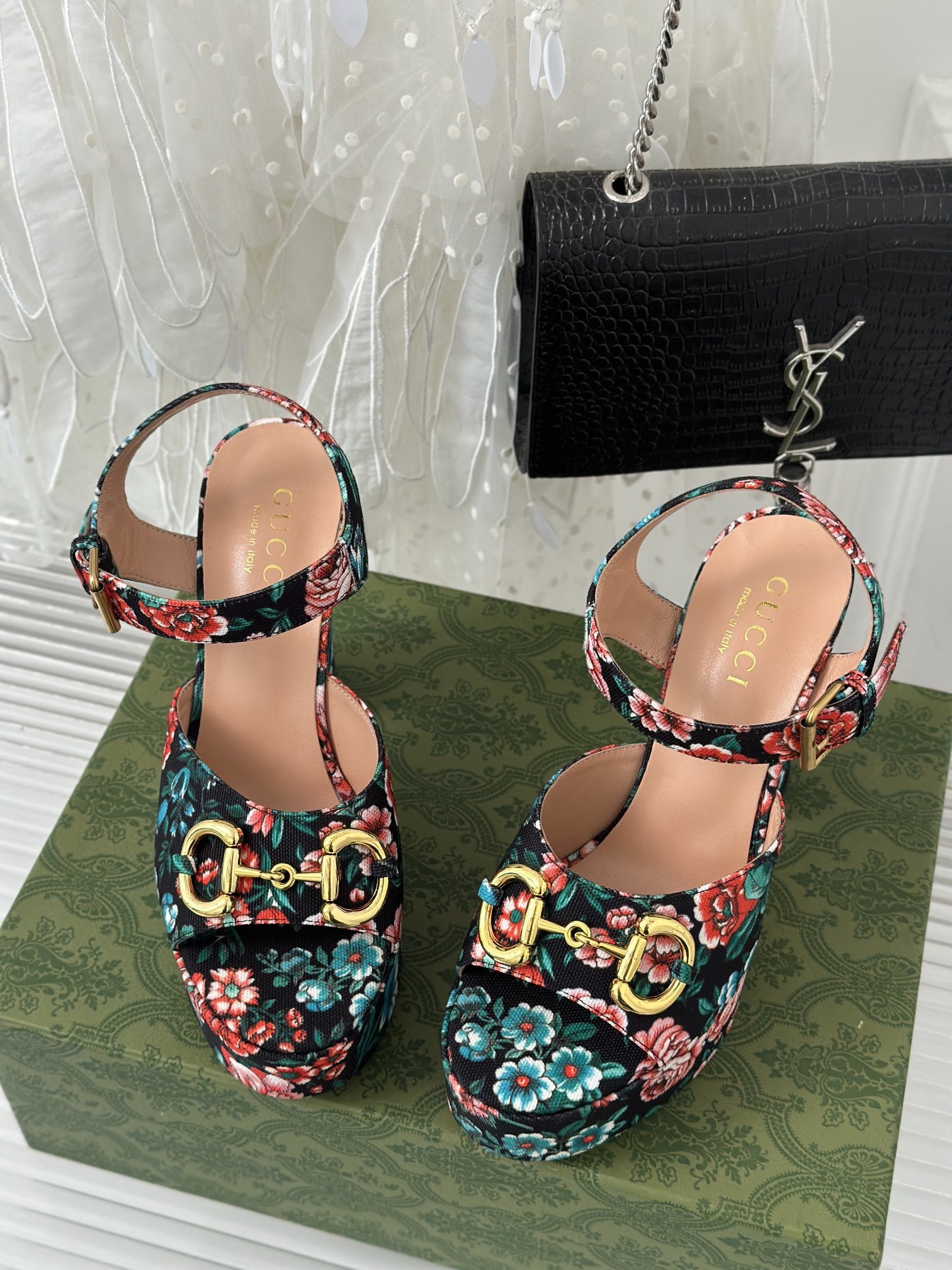 Sandals from flower print on high heel фото 2