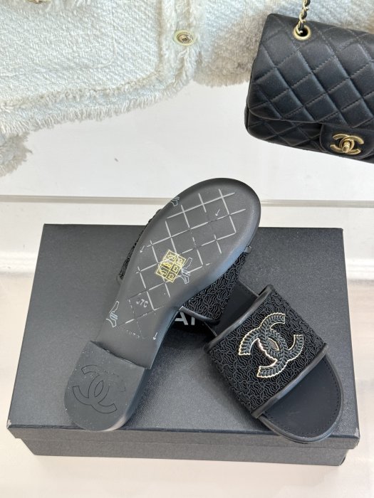 Шлепанцы женские фото 9