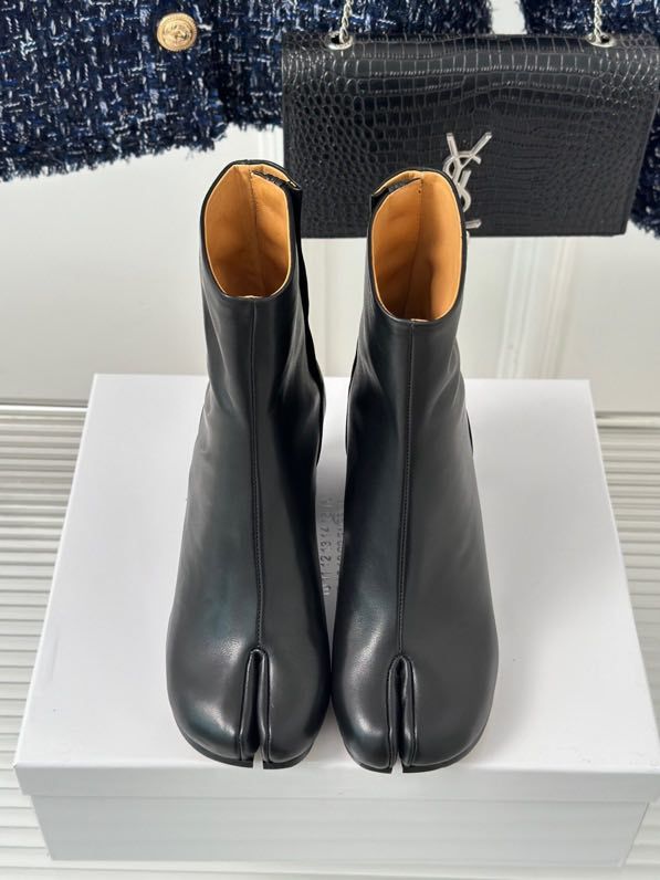 Кожаные женские ботинки с раздвоенным носком черные фото 5