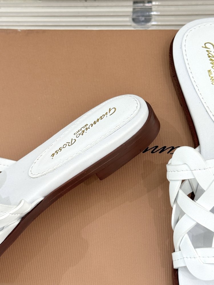 Шльопанці жіночі фото 6