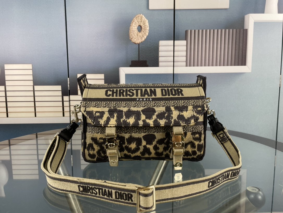 A bag Christian Dior Paris 23 cm