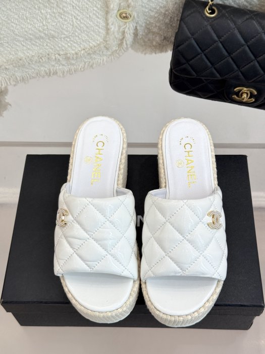 Шлепанцы женские фото 4