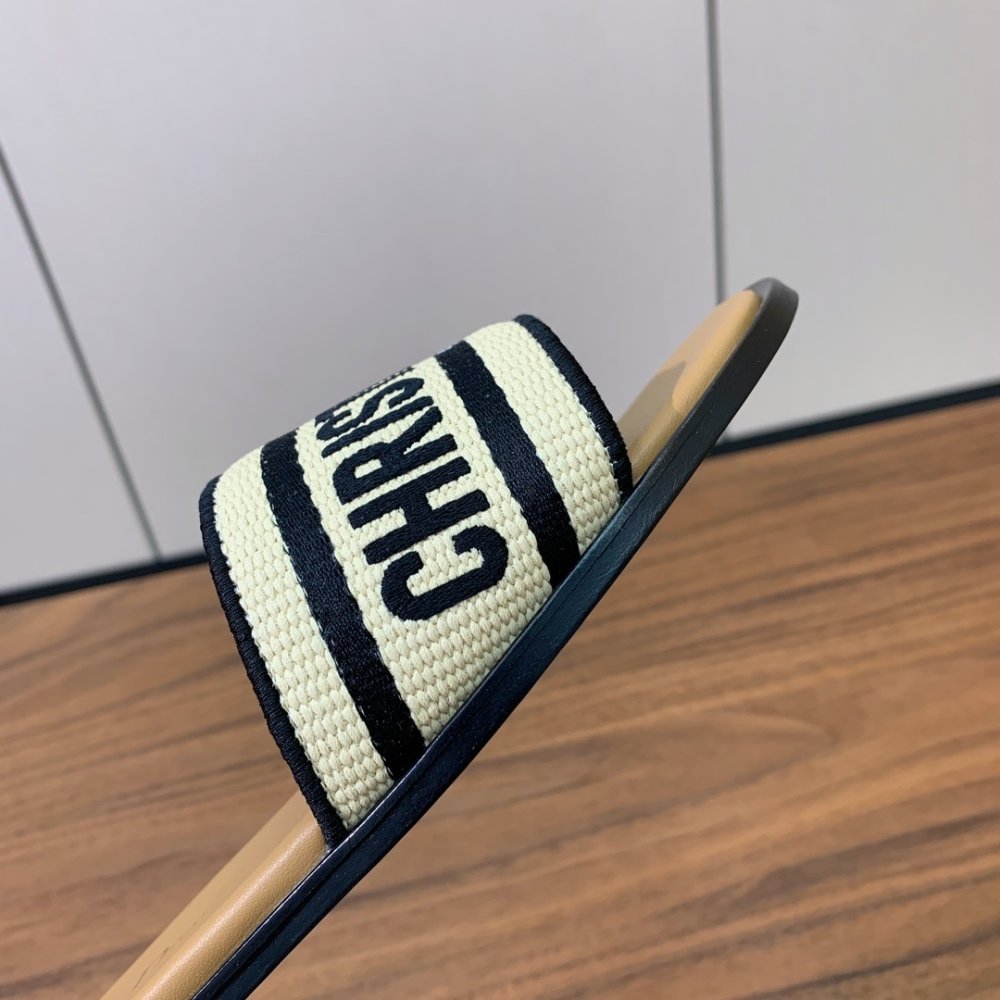 Шлепанцы женские фото 8