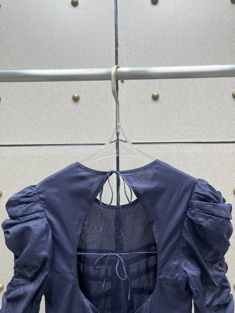 Dress from sleeves-flashlights and open back фото 4