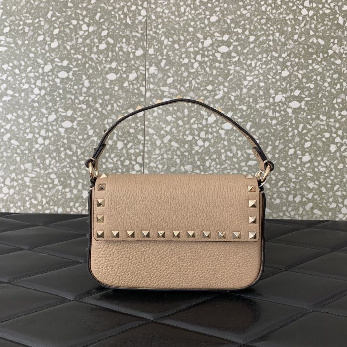 A bag women's Valentino Garavani Rockstud 19 cm