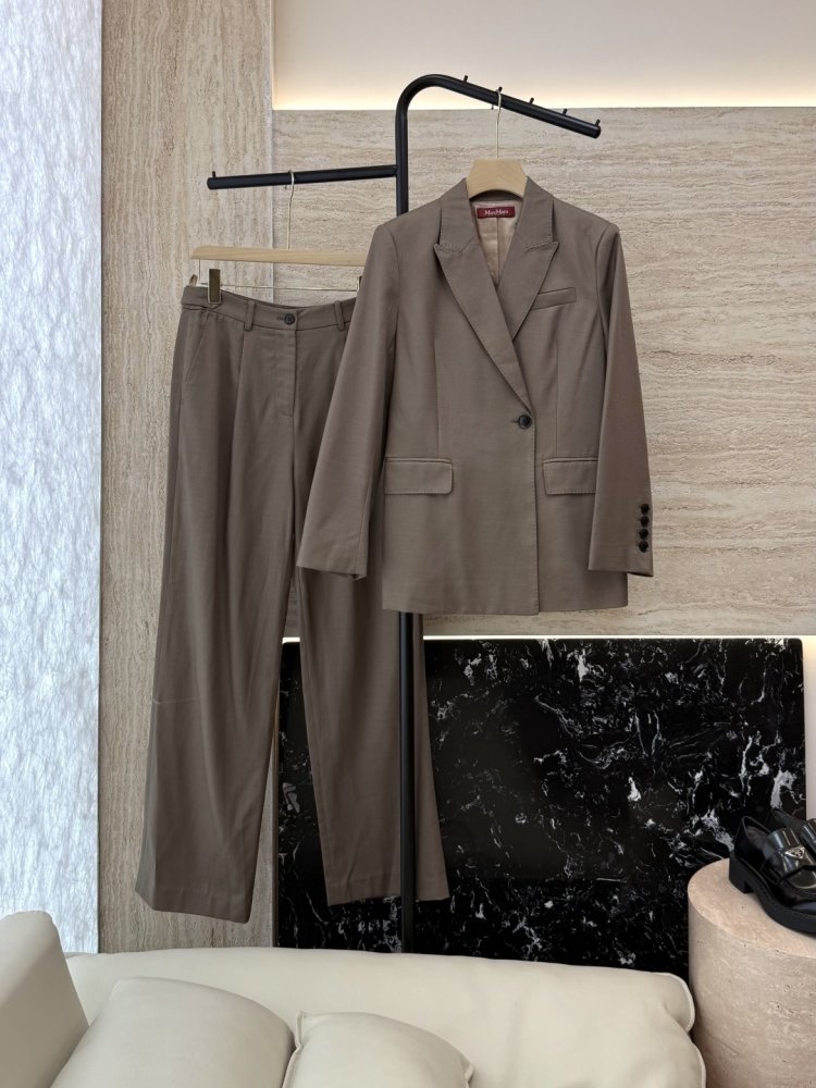 Костюм женский