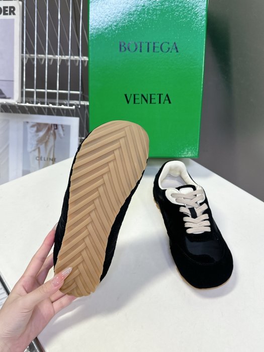 Кросівки жіночі фото 9