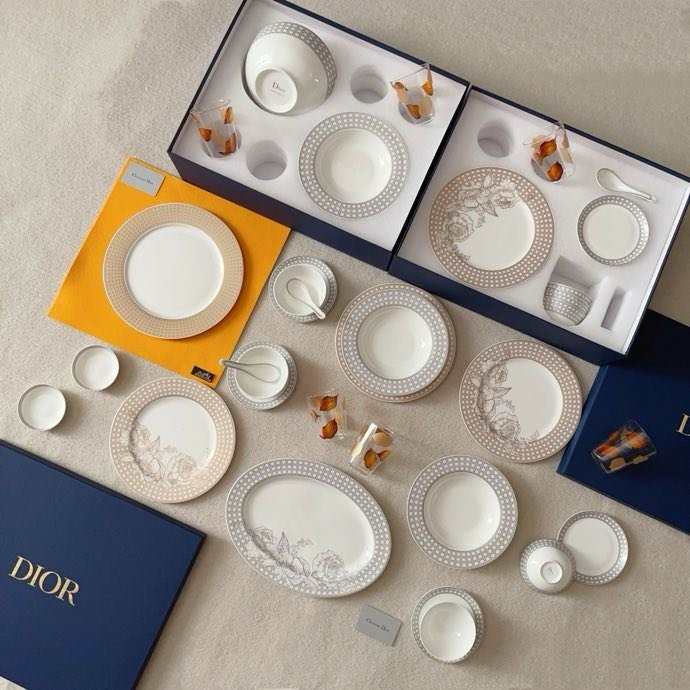 Set porcelain crockery of 47 items