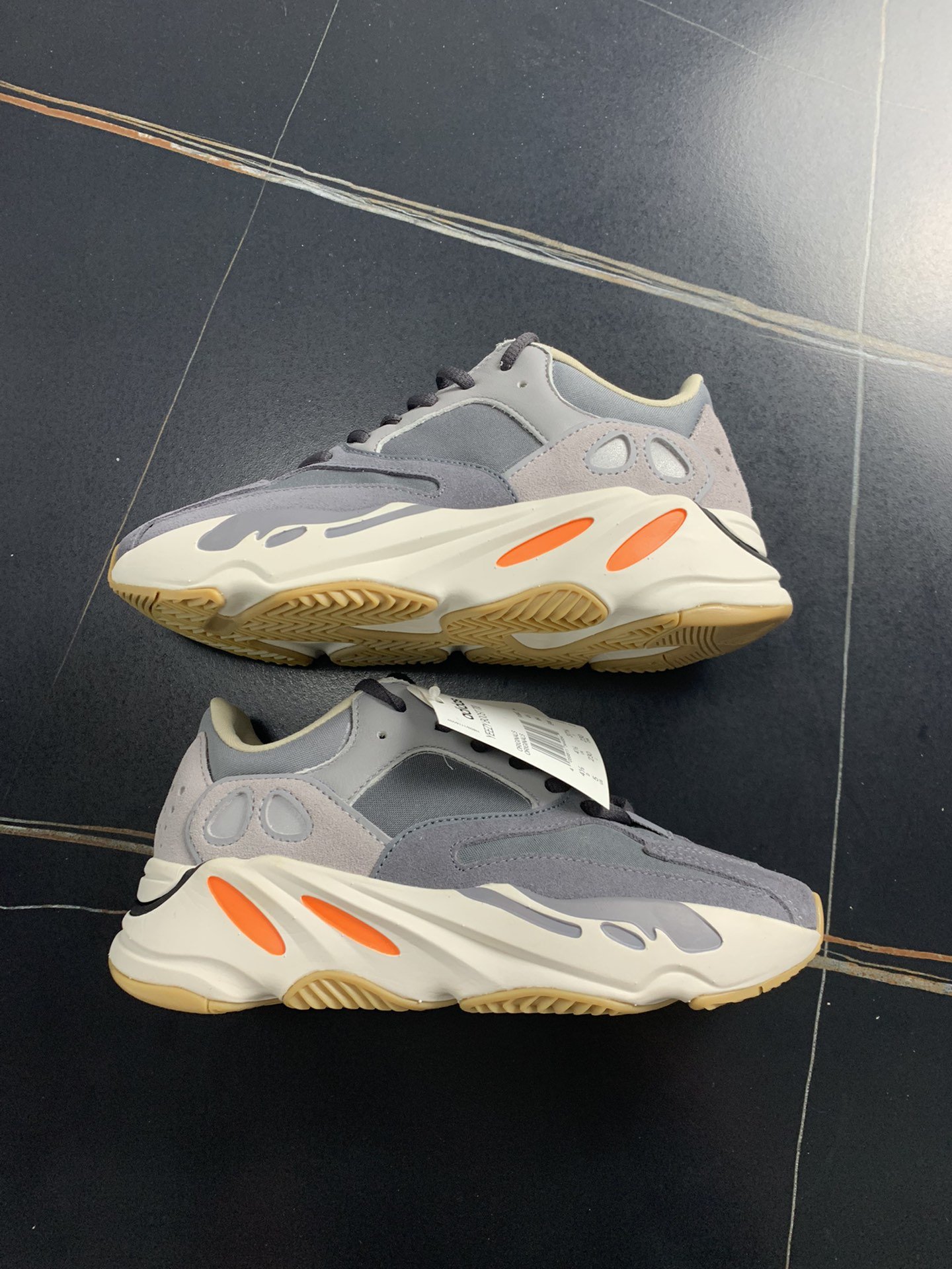 Кроссовки YEEZY BOOST 700