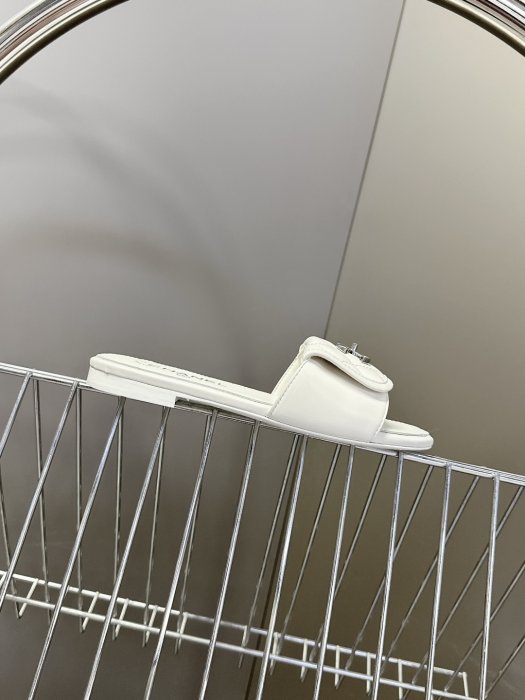 Шлепанцы женские фото 5