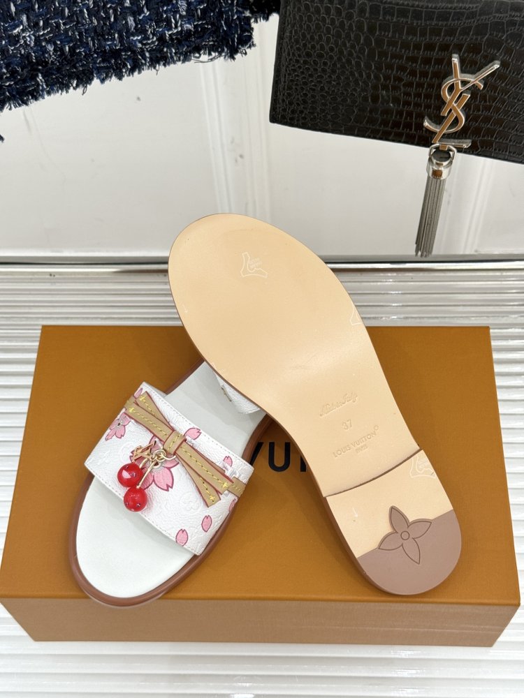 Шльопанці жіночі фото 9