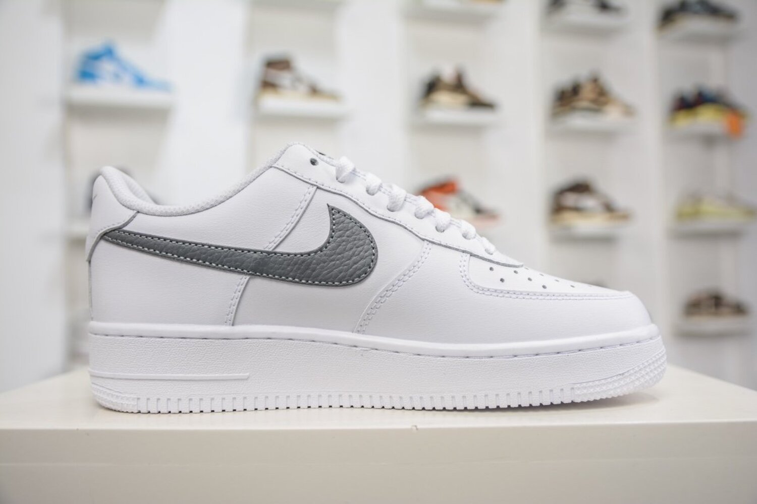 Sneakers Air Force 1 Low 07 Spray Paint Swoosh White Black FD0660-100 фото 3