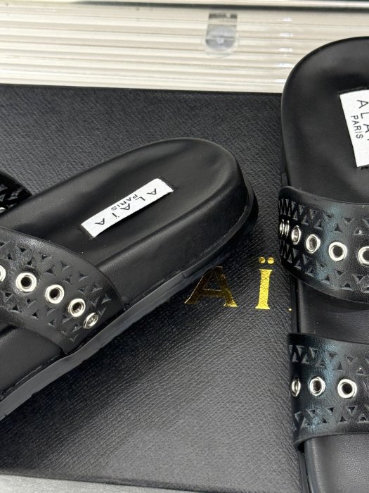 Шлепанцы женские фото 6