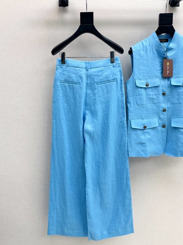 Elegant female costume фото 9