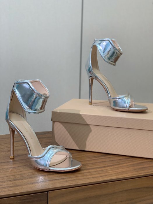 Босоножки фото 3