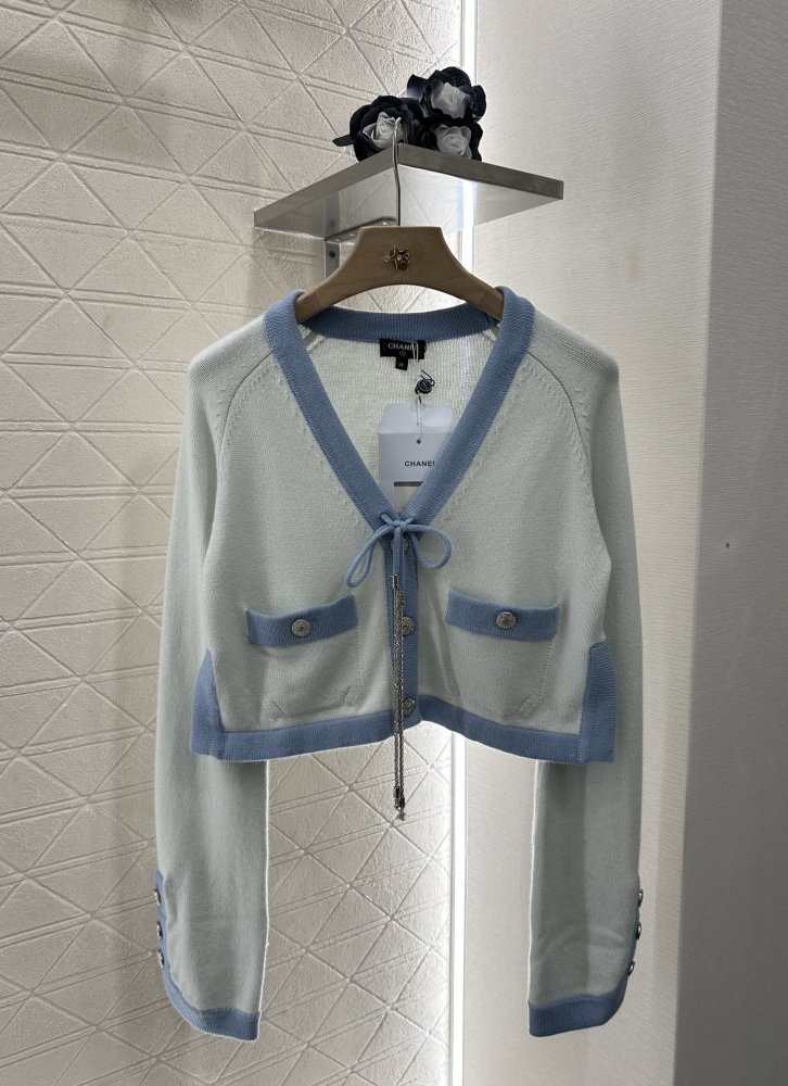 Короткий в'язаний кардиган