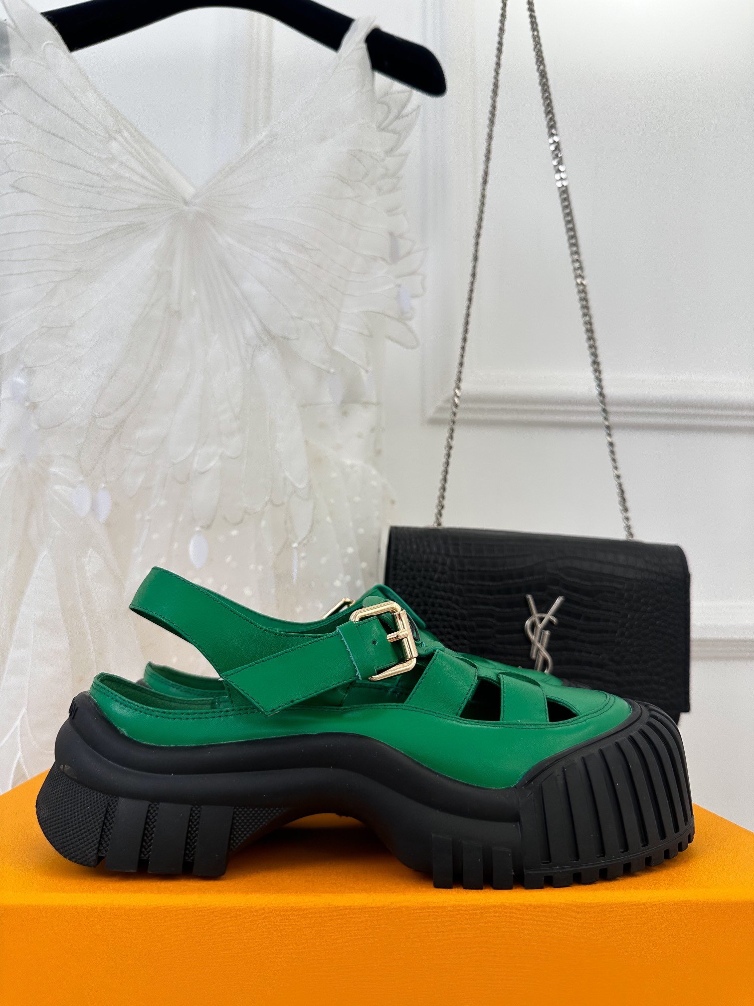 Sandals on platform 5 cm green