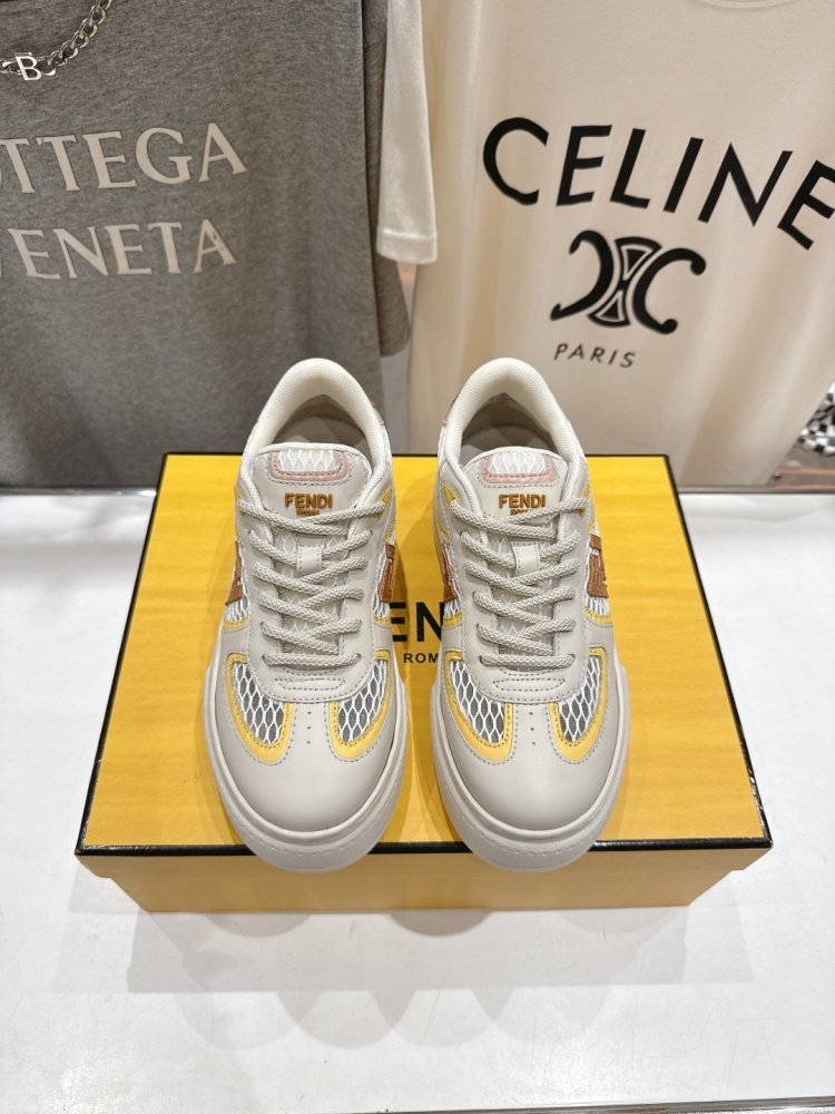 Кроссовки женские