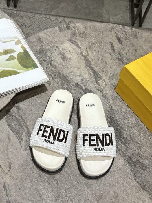 Шлепанцы женские фото 9