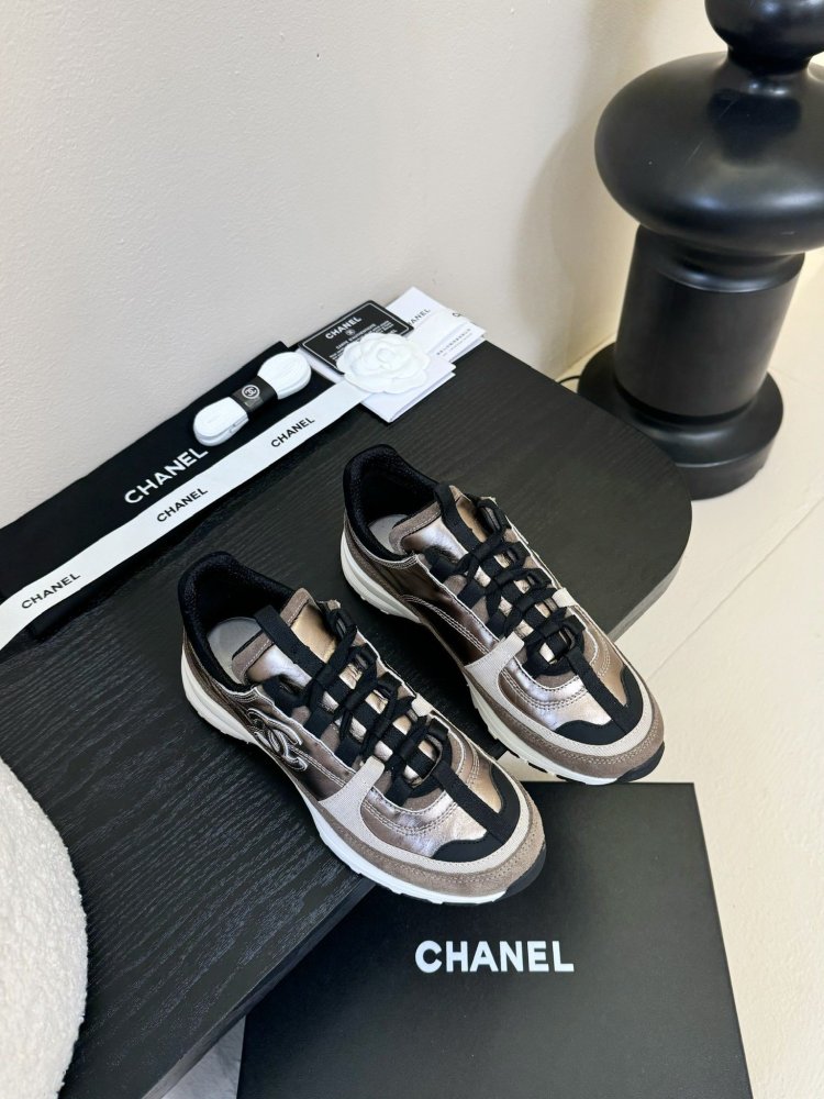 Кроссовки женские